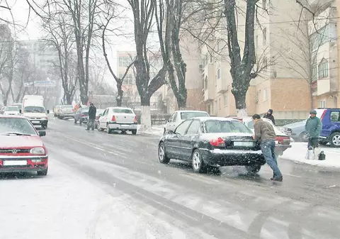 Infotrafic: drumurile din ţară sunt acoperite cu polei