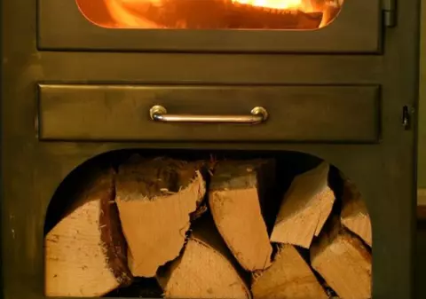 Mamă şi copil, găsiţi morţi după ce s-au intoxicat cu monoxid de carbon