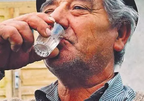 Bătrân din Huși în stare gravă la spital, după ce i-a explodat în față cazanul în care făcea rachiu