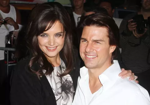 Tom Cruise şi Katie Holmes sunt supăraţi pe Anne Hathaway şi nu vor ca ea să prezinte gala Oscar 