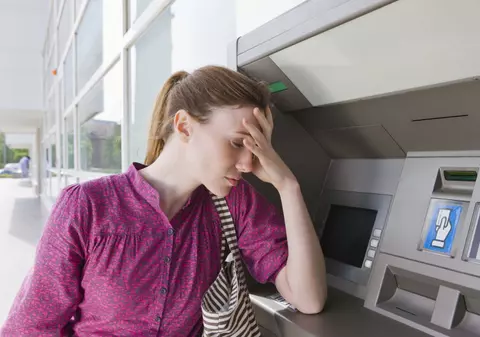 Bancomatele, la fel de murdare ca şi toaletele publice