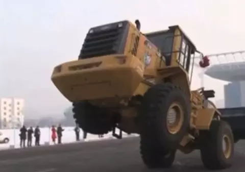 Video | Cât timp îţi ia să înveţi să dansezi cu un buldozer? Cel puţin 6 luni