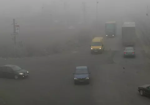 Circulaţia rutieră este îngreunată de polei şi ceaţă în mai multe judeţe