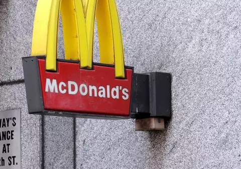 Arestat după ce s-a dus cu puşca de vânătoare la McDonald's