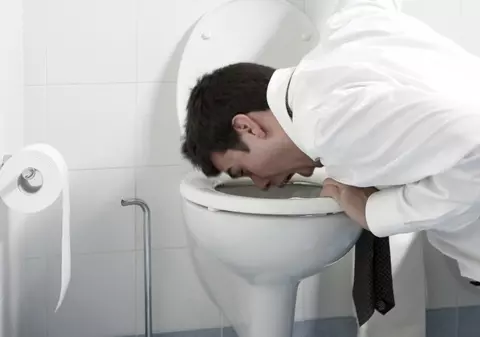 Un chinez poate să regurgiteze la comandă tot ce înghite