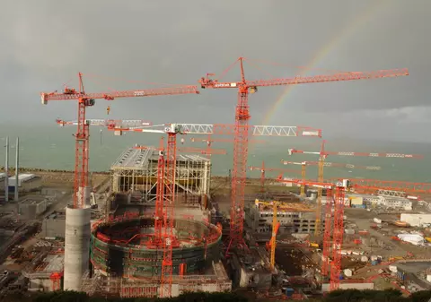 Românii care lucrează pe şantierul super-reactorului EPR, trataţi ca nişte sclavi