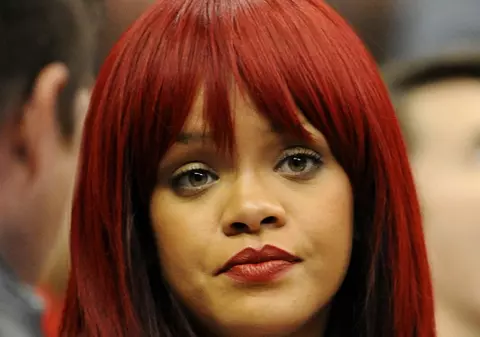 Foto | Rihanna şi-a îndreptat părul. Îi stă mai bine aşa?