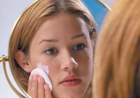 Doar așa poți avea o piele frumoasă! Ce nu trebuie să-ți lipsească din dulăpiorul cu cosmetice