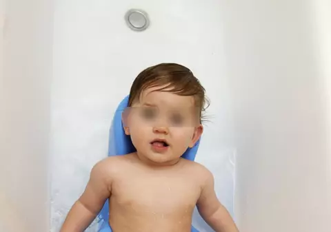 Se juca pe Facebook în timp ce copilul se îneca în baie