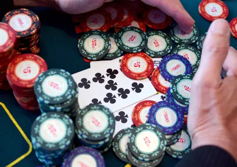 Prinşi de poliţişti că jucau poker în subsolul unei case din Capitală