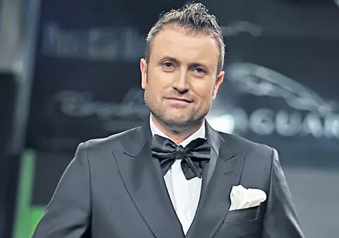 Bote îşi prezintă colecţia sub supravegherea poliţiei