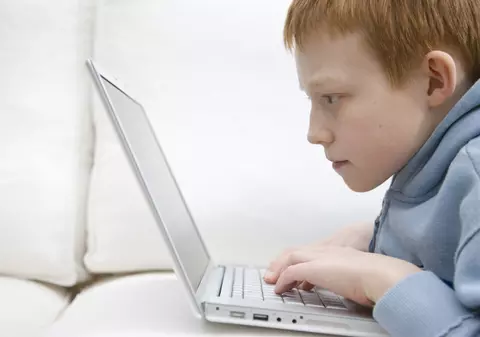 Copiii dependenţi de jocurile pe calculator riscă să ajungă depresivi