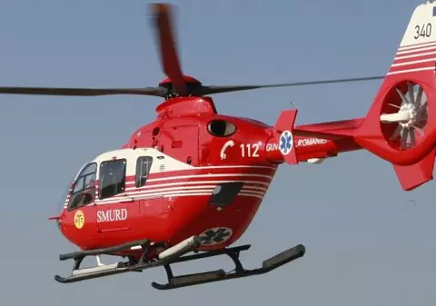 Un tânăr şi-a luat mâna tăiată de tren şi a plecat spre spital 