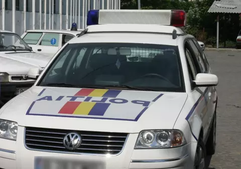 Un adolescent a oprit maşina Poliţiei şi s-a luat la bătaie cu un tânăr aflat în ea