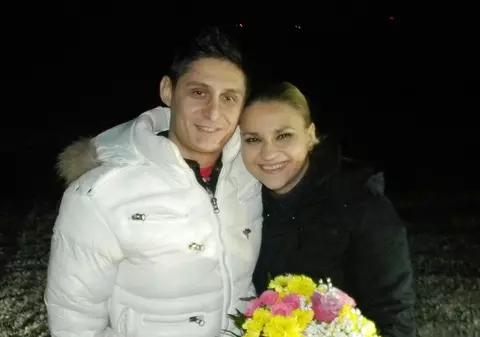 Andreea, solista trupei Datina, cerută de soţie pe plajă: "Am primit inelul de logodnă într-o scoică"