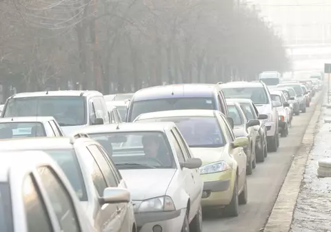 Circulaţie rutieră îngreunată de ceaţă şi de un strat subţire de zăpadă. Vezi care sunt drumurile afectate!  