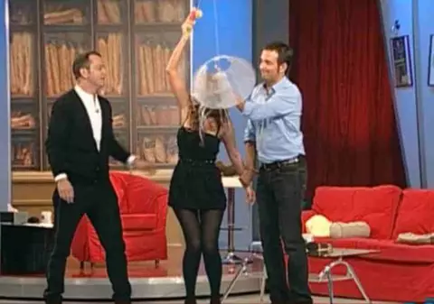 Marina Dina şi-a pus un abajur pe cap