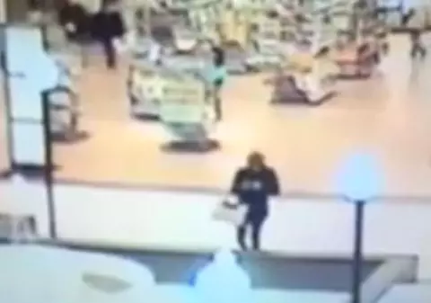 Femeia care a căzut în fântâna din mall îi dă în judecată pe paznici. Vezi de ce!