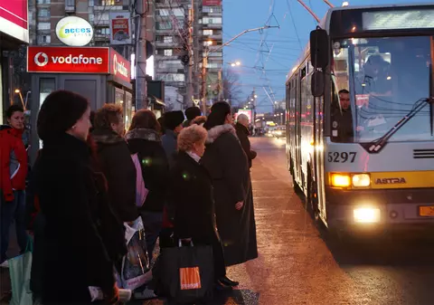 A scăpat cu viaţă după ce l-a lovit troleibuzul