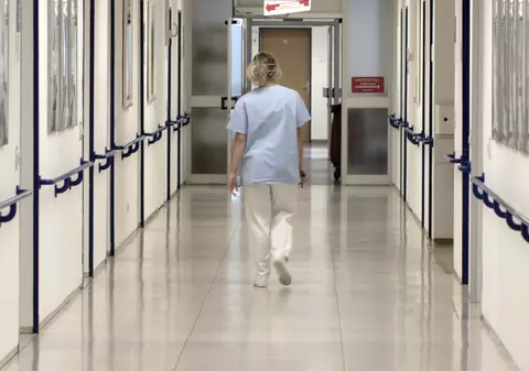 O femeie gravidă în 7 luni a murit după ce a fost diagnosticată cu gripa porcină