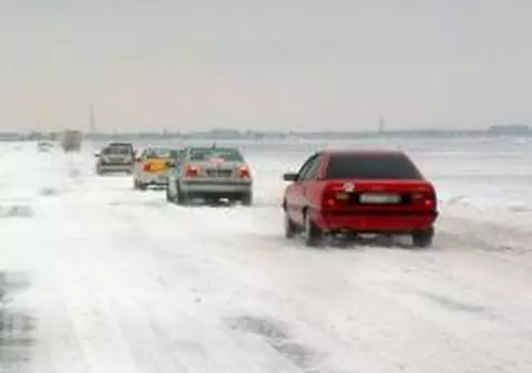 Două autobuze cu călători şi 20 de maşini sunt blocate în Buzău din cauza zăpezii