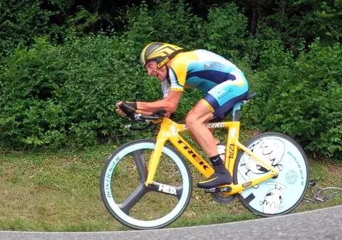 Ciclistul Lance Armstrong a renunţat la competiţiile internaţionale