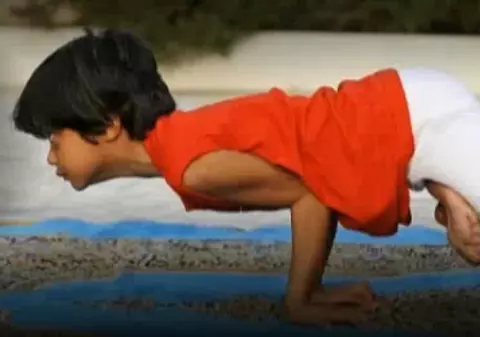 La doar 6 ani este cea mai tânără instructoare de yoga