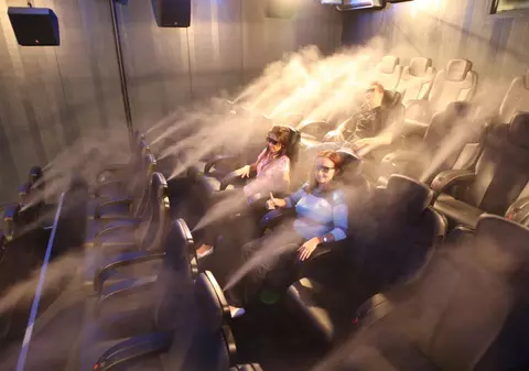 Poftiţi în scaunele mişcătoare, la filme 6D!