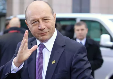 O persoană a aruncat cu zăpadă spre Băsescu, la plecarea din Focşani 