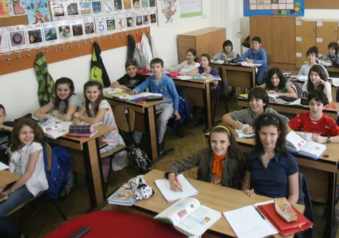Elevii de generală şi liceu propun soluţii la problemele romilor