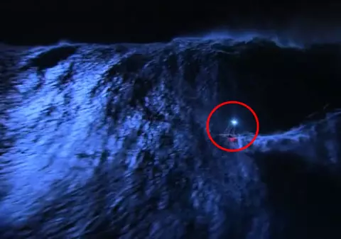 Video | Să stai pe vârful unui val de 9 metri nu e suficient ca să fii extrem, trebuie să o faci noaptea