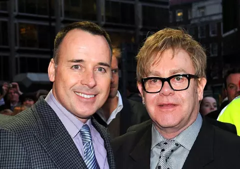 Elton John, proaspăt tătic: “Vrem ca mama purtătoare să facă parte din viaţa noastră”