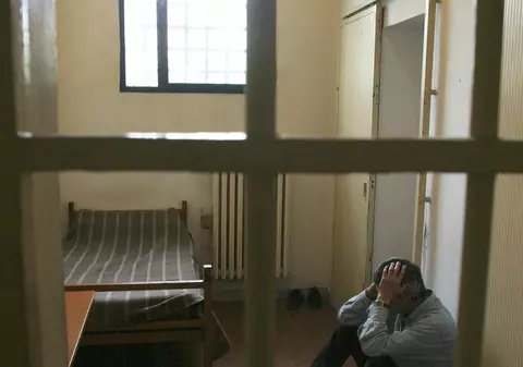 Un avocat vrea să scoată din puşcărie un client pentru că este prea gras şi prea înalt