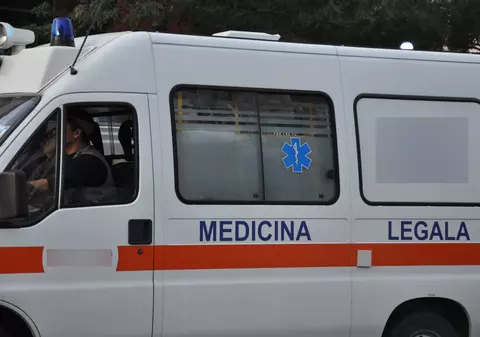 Femeie găsită moartă sub zăpadă în București
