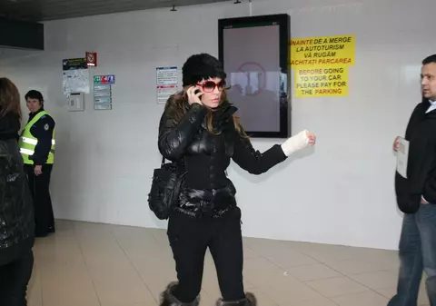 Foto & Video| Anna Lesko s-a întors în România, cu mâna în ghips, după accidentul suferit la schi