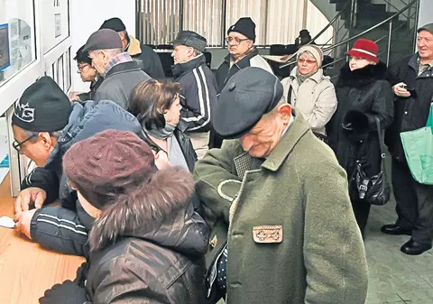 Mii de români au făcut coadă la pensionarea anticipată!