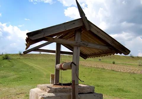 Cumplit. O femeie din comuna Miroslava și-a aprins o lumânare și s-a aruncat în fântână