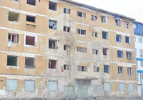 Au zidit intrarea în bloc de frica ţiganilor