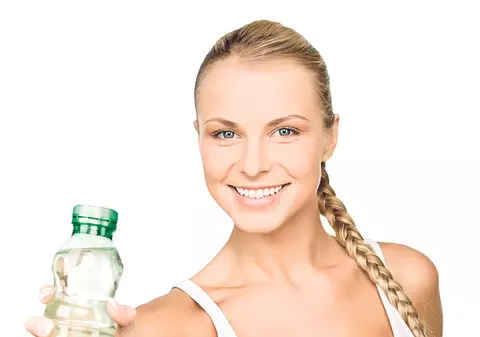 Detoxificaţi-vă organismul cu apă, sucuri naturale, ceaiuri şi supe | Consumaţi cât mai multe lichide!