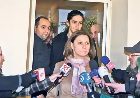 Ieri, la ieşirea din arestul Poliţiei Capitalei, Plăcintă jr s-a ascuns după mămica