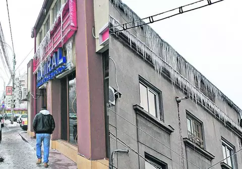 Bucureşteni, atenţie pe unde mergeţi: cad ţurţuri!