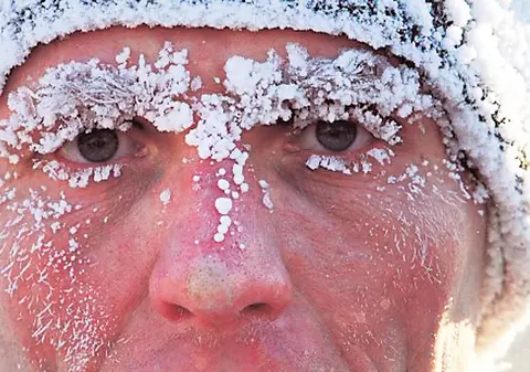 Aşa arată după ce a alergat 42 de km la -35°C!