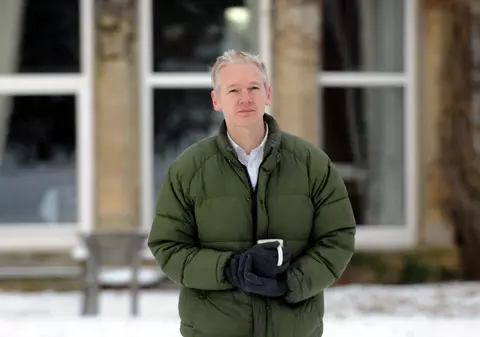 Eşti prieten cu Assange pe Facebook? Ai încurcat-o!