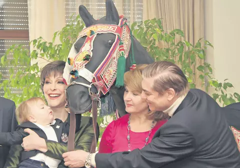 Exclusiv / Aşa a exclamat nea Costel, patronul Fabricii de Pitici de la Săftica, după ce a văzut armăsarul din casa lui Băse: «Ăsta-i calul luat de la mine!»