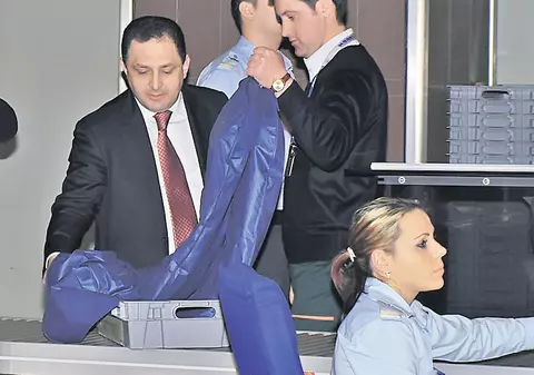 Şi-a luat costumele în bagajul de mână