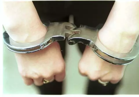 E foame de bani, e foame de bani, băieţi! Poliţiştii acceptă mai nou şpaga pe datorie