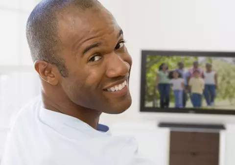 Cum să-ţi convingi iubitul să nu mai iasă din casă