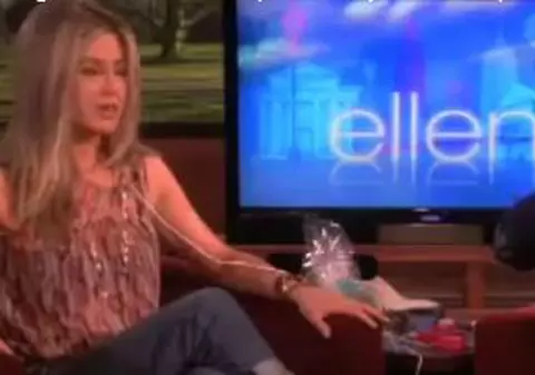 Video | Jennifer Aniston a încercat vibratorul pentru sfârcuri în direct