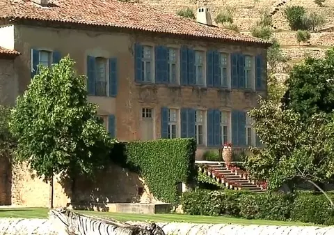 Brad Pitt plăteşte milioane de dolari ca să-şi renoveze castelul din Franţa