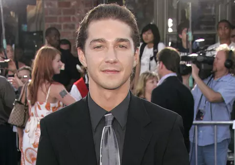 Shia LaBeouf, oprit de poliţişti când încerca să-şi bată un fan